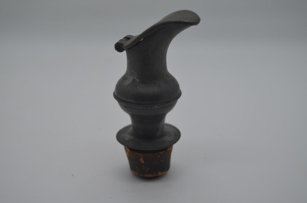 Oude tinnen schenktuit