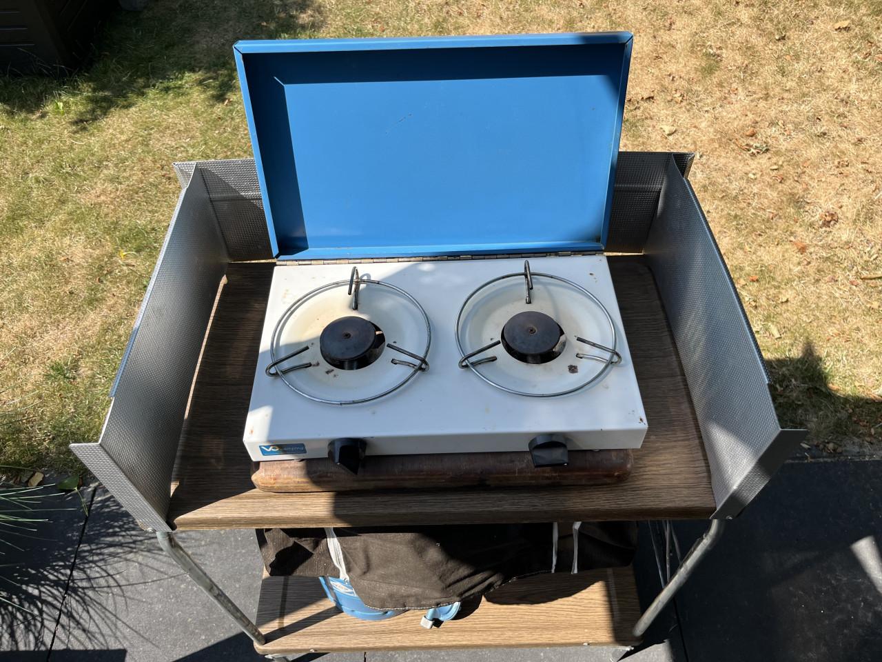 Opklabare campingkeuken met gasstel en gasfles
