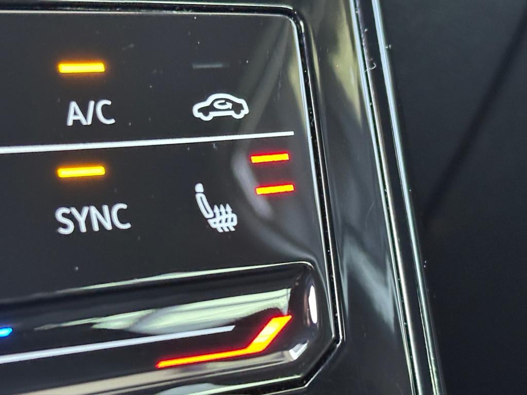 Volkswagen T-cross 1.5 tsi 150pk dsg r-line | camera | trekhaak | navi | iq