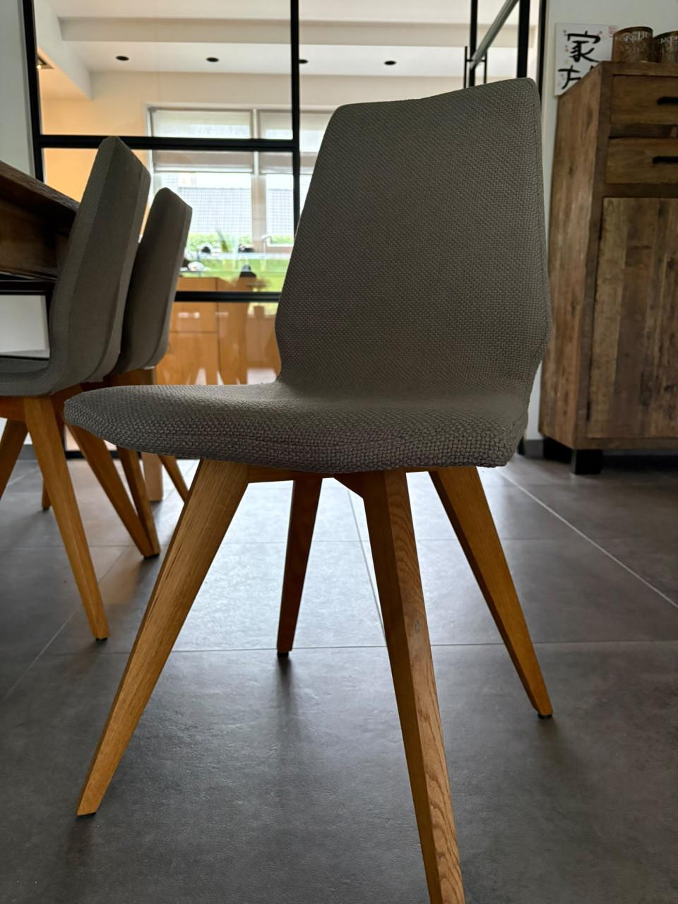 Te koop massief houten (eiken) eettafel met 6 stoelen