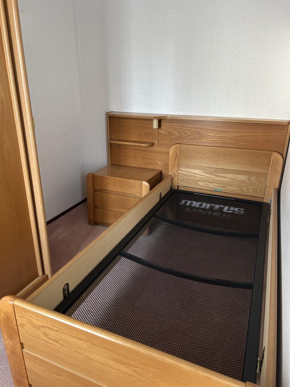 Slaapkamer seniorenbed met kast