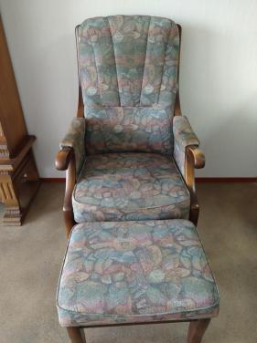 Klassieke relaxfauteuil met bijpassende voetenbank .