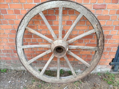 Oude houten wagenwiel
