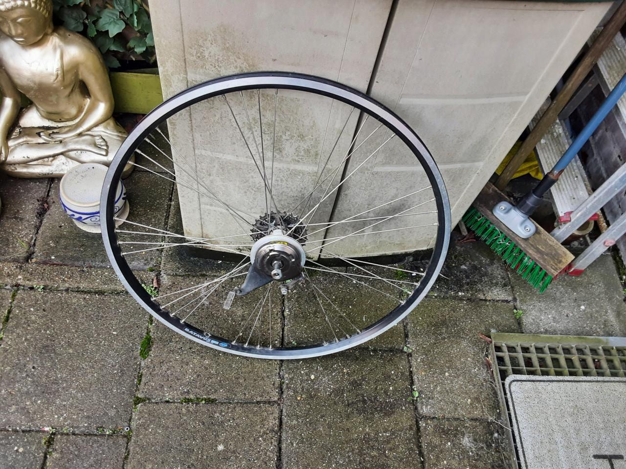 28 inch 'shimano achterwiel, 7 speed cassette, rollerbrake rem