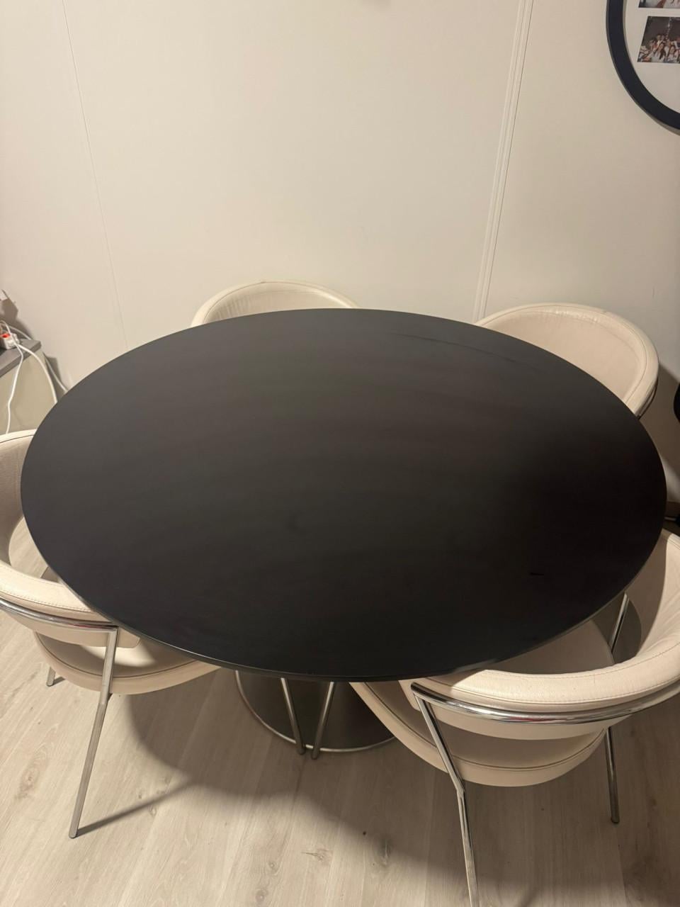Ronde eetkamertafel met 4 stoelen