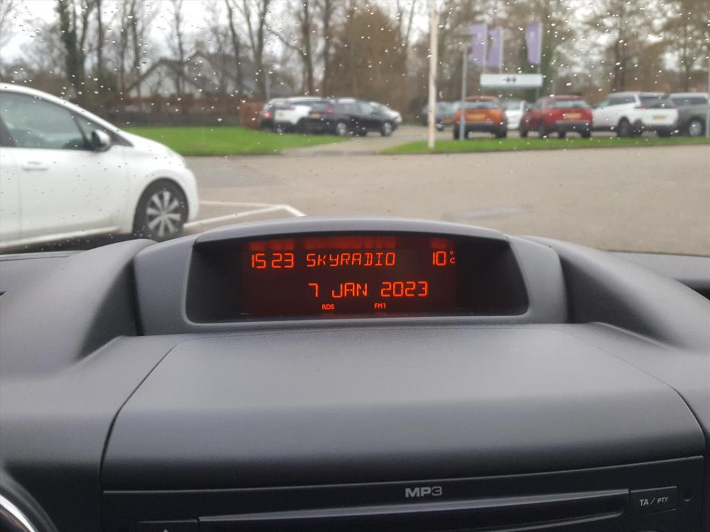 Peugeot Partner 1.6vti-110pk tepee outdoor zenith-dak | trekhaak | panorama