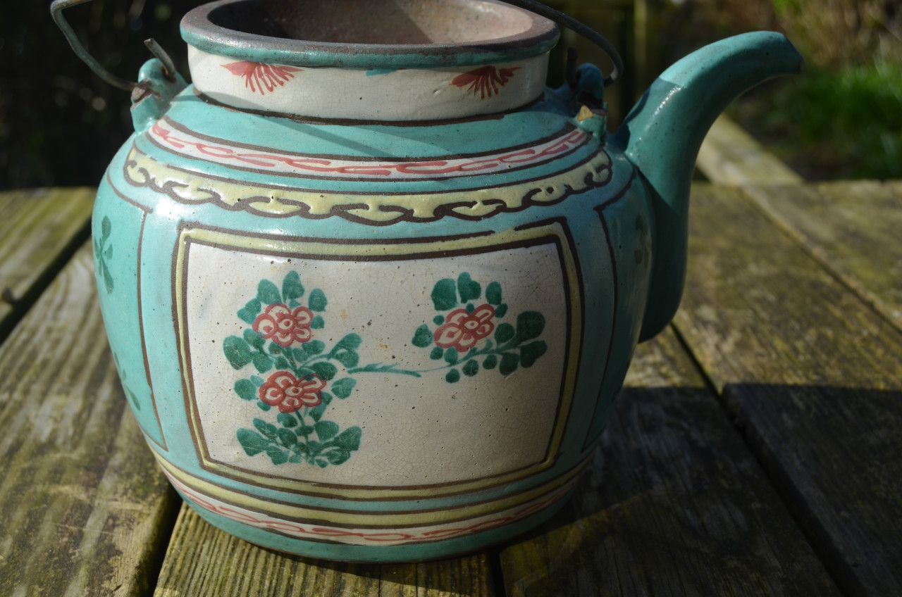 Chinese theepot, metaal met de een of andere sierlaag?