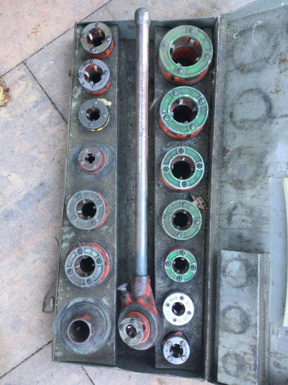 Gereedschap   Draadtapmachine