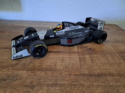 Schaalmodel van een Sauber Mercedes C13 uit 1994,