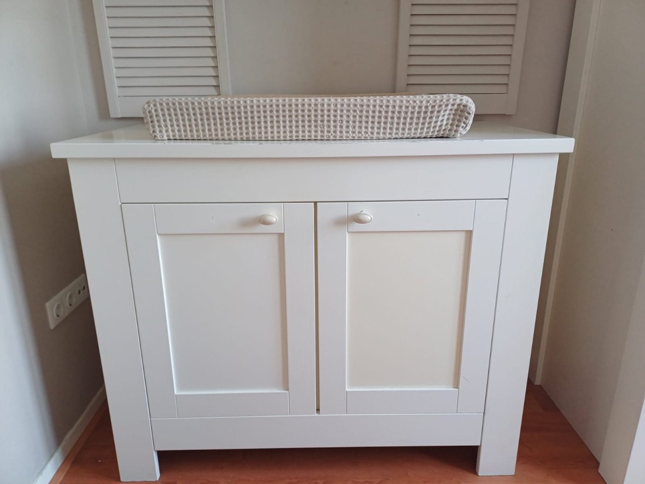 Kinderkamer (commode, ledikant en kast)