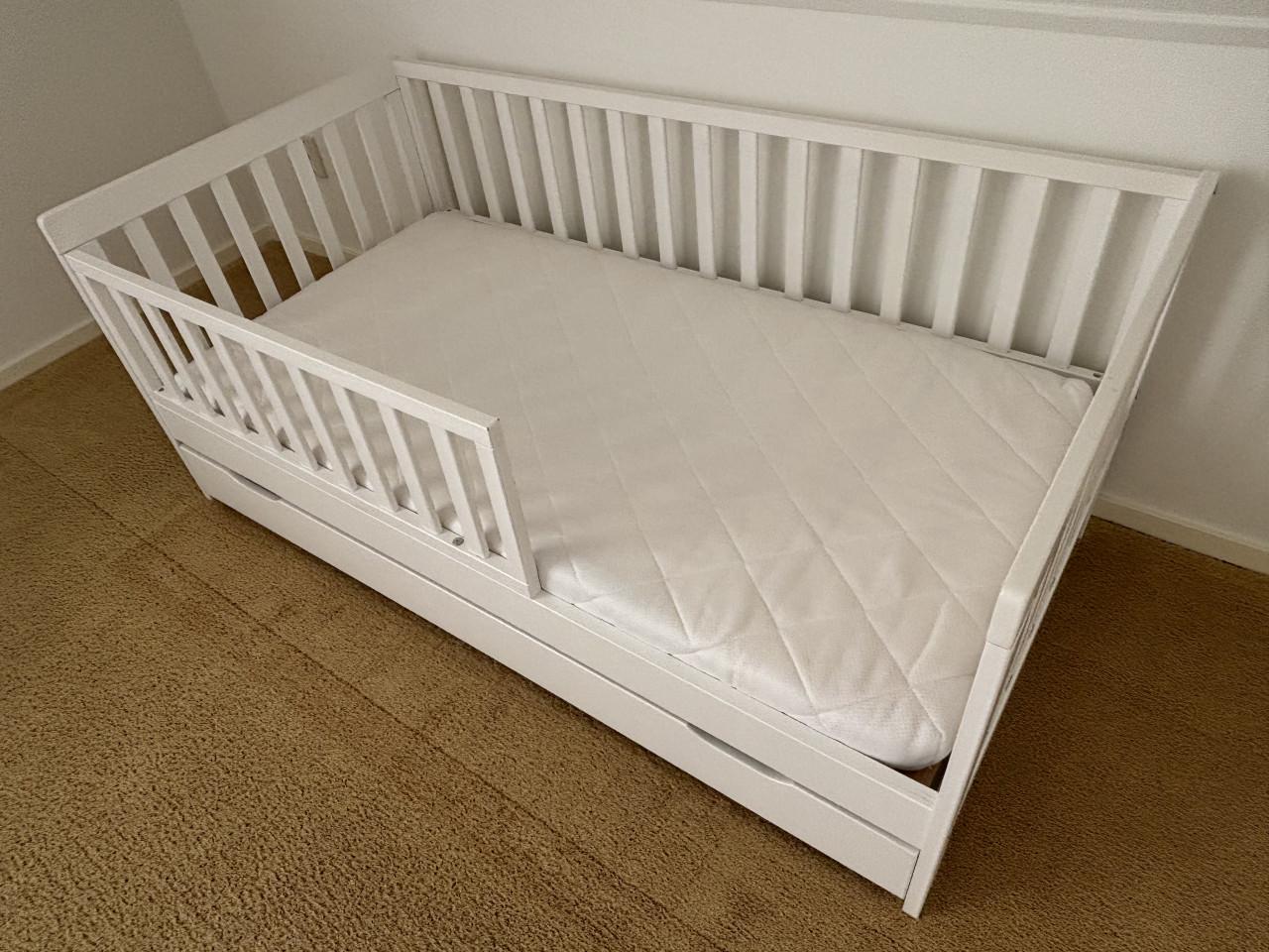 Een prachtig peuter bed Petite Amélie met extra onderlade voor opbergruimte