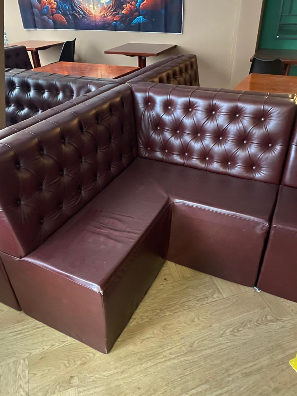 Luxe Chesterfield Horeca Hoekbanken – 8 sets beschikbaar
