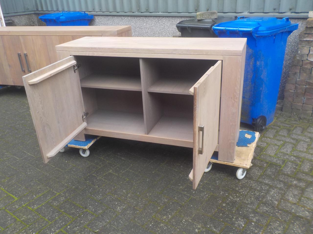 In nieuw staat mooie kwaliteit massief dressoir