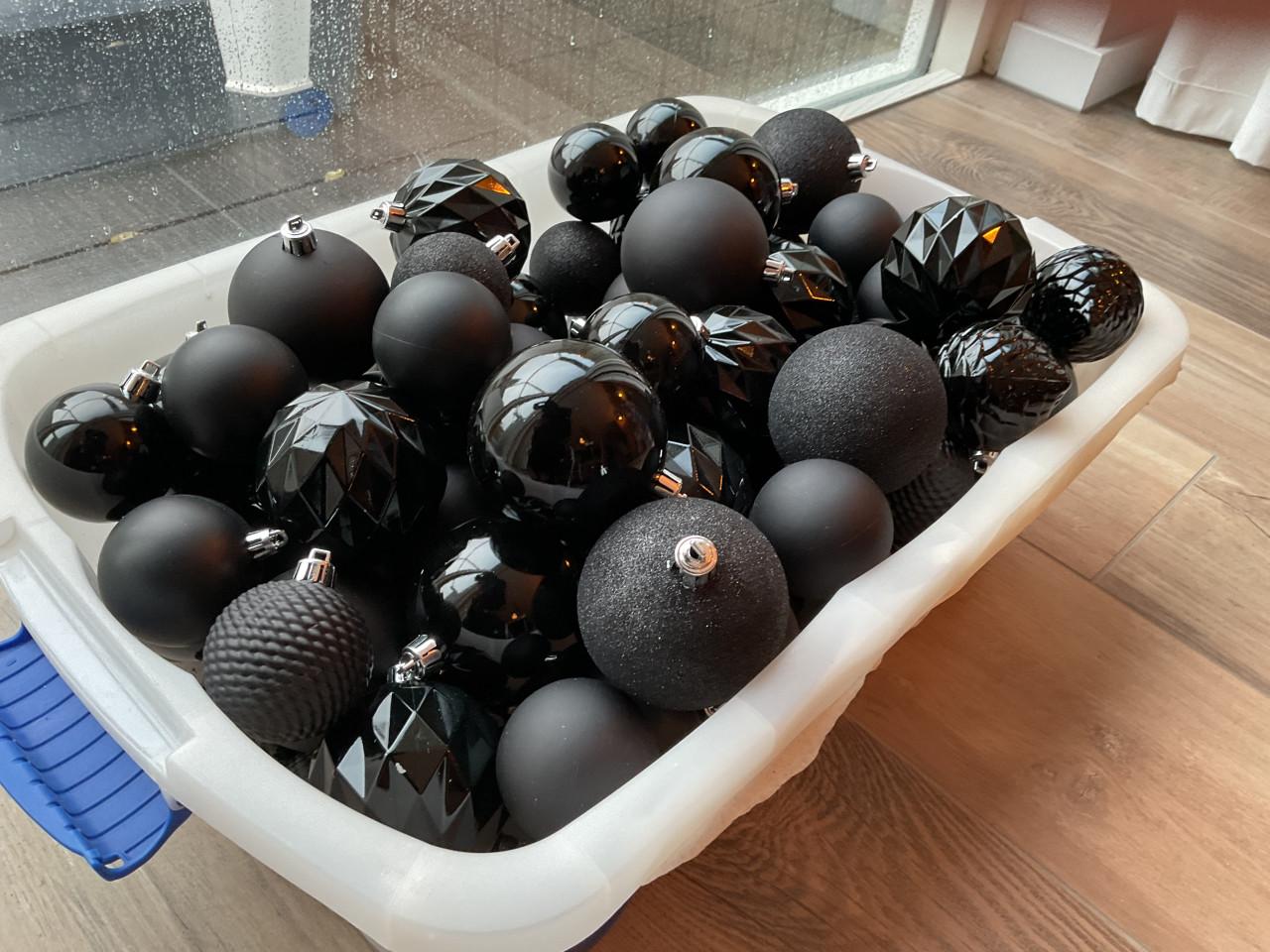 100 zwarte gesorteerde kerstballen onbreekbaar Intratuin