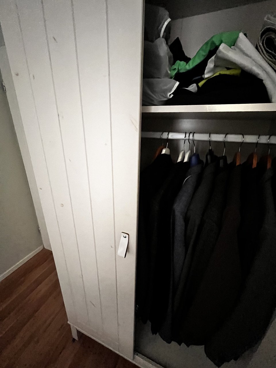 Mooie grote houten kledingkast, wit