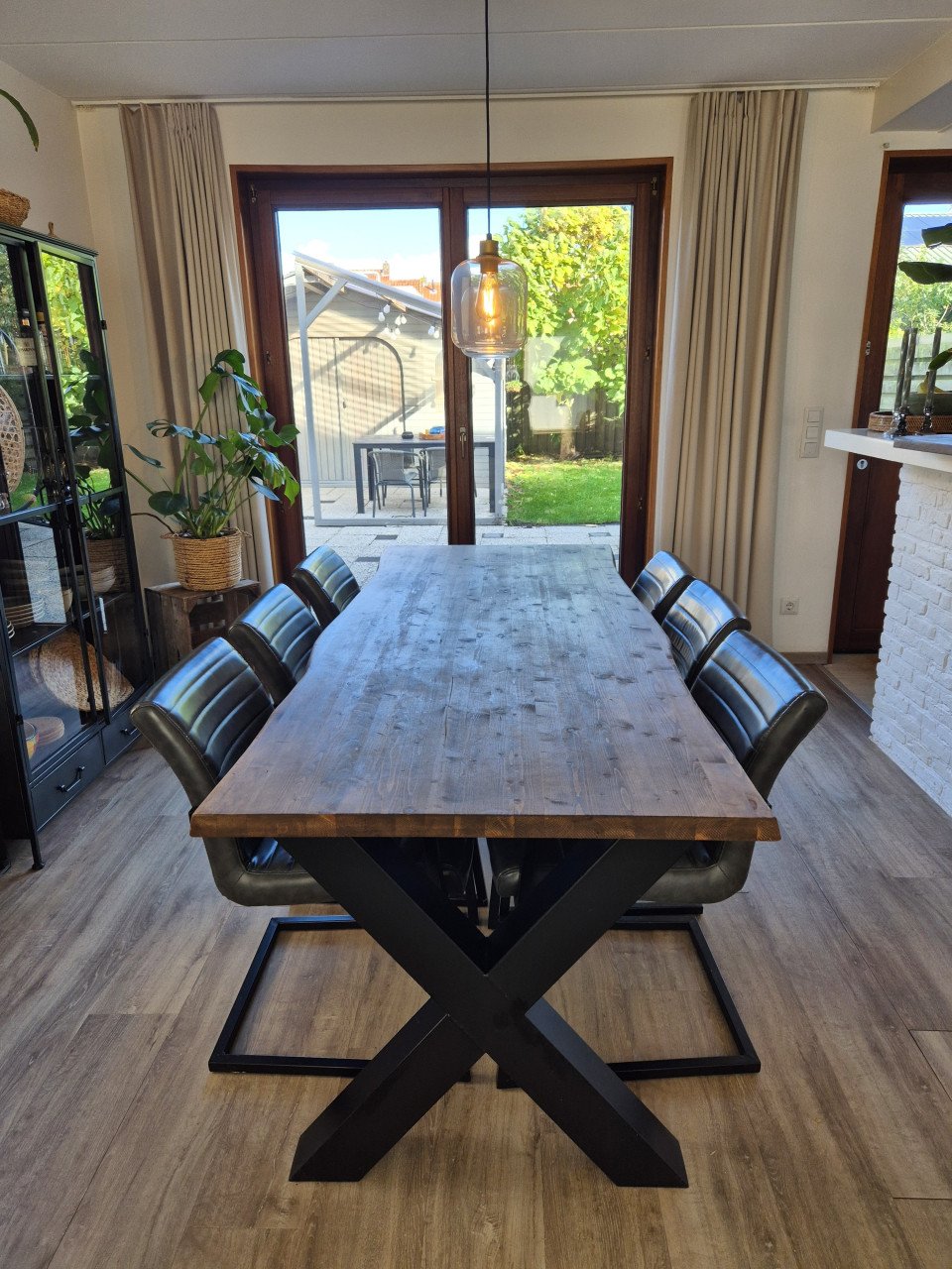 Houten tafel met stalen x poten