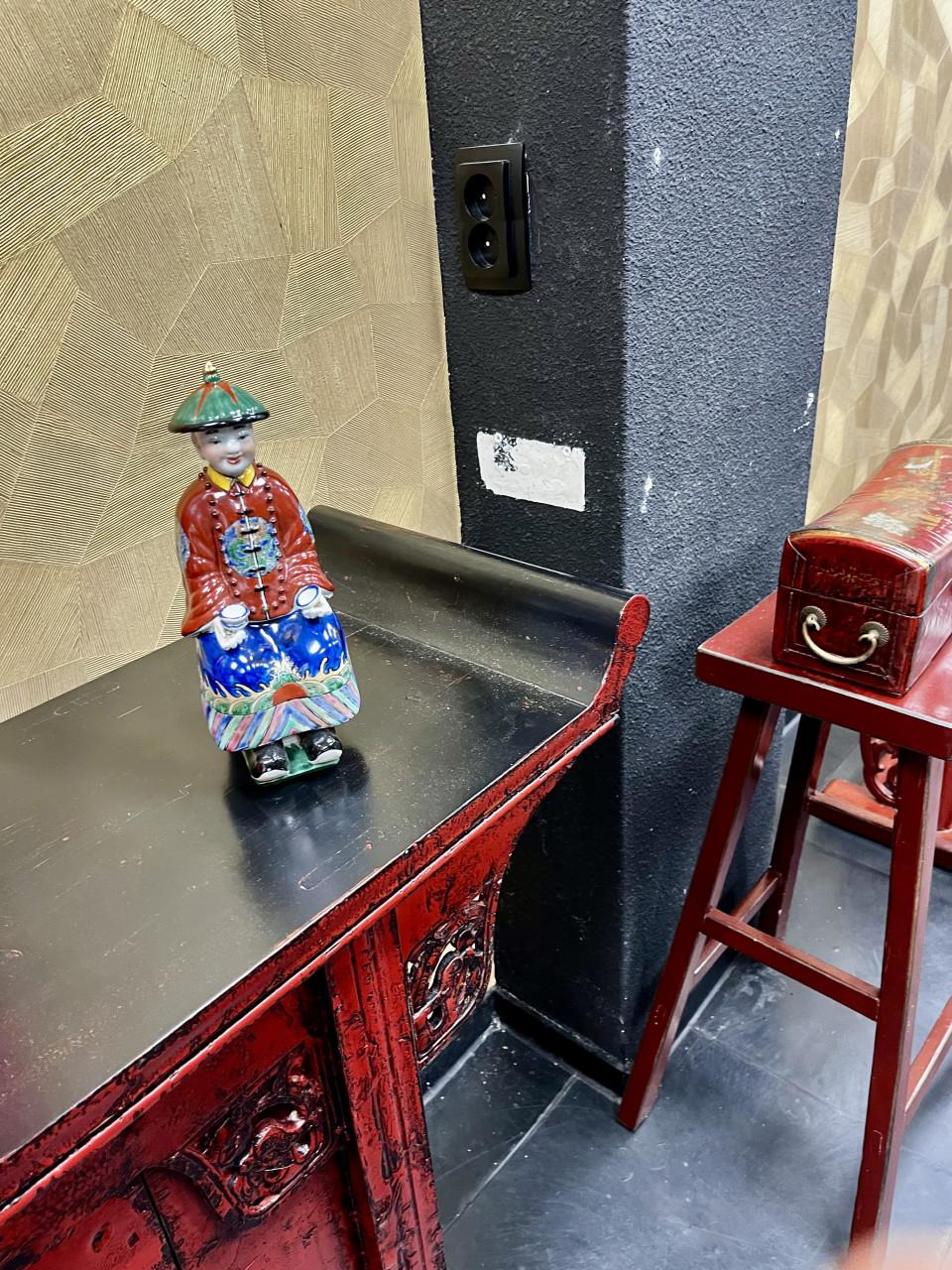 Hoge oud Chinese bijzettafel