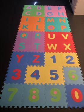 GROTE VLOERTEGEL/PUZZEL SPEEL MAT MET CIJFERS EN LETTERS