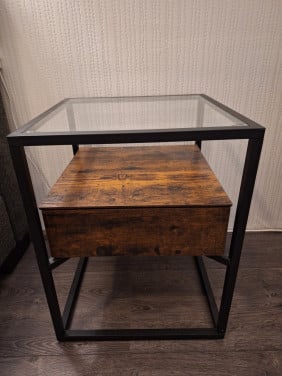 2 nachtkastjes van hout met staal en glas