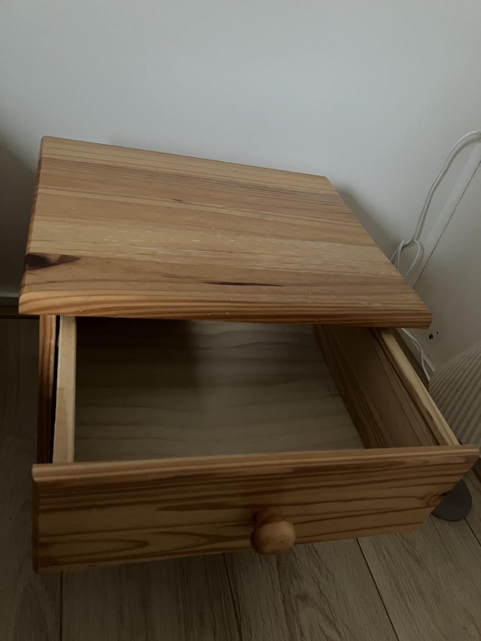 2 Grenenhouten Nachtkastjes