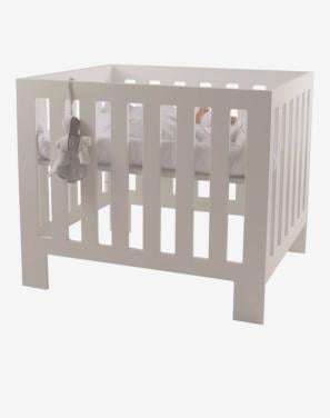 Babybox met wieltjes met rem. matrasje, hoes, kleed en boxzak