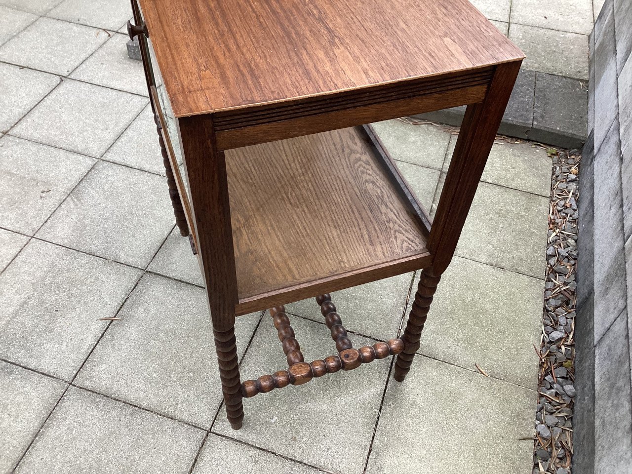Antiek theekastje met geslepen glas en afneembaar dienblad GOES