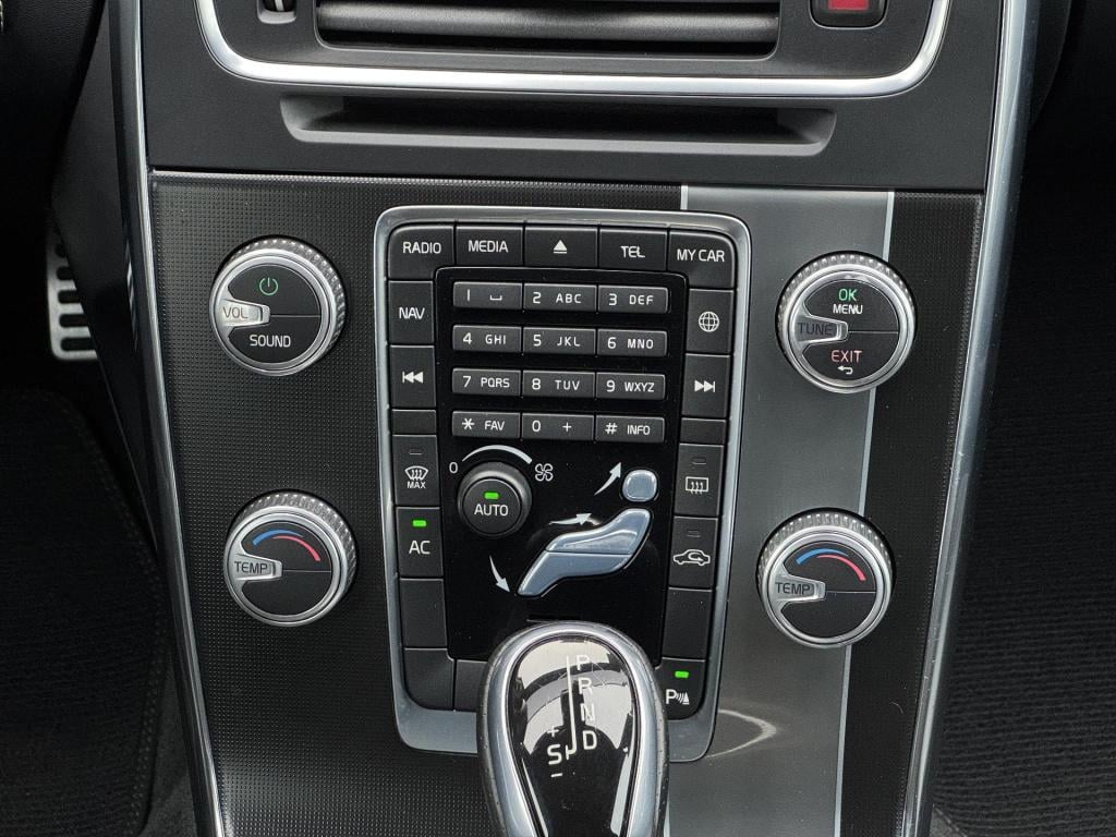 Volvo V60 1.6 t3 r-design nl-auto, automaat incl. trekhaak afneembaar!