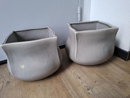 Twee prachtige bloempotten