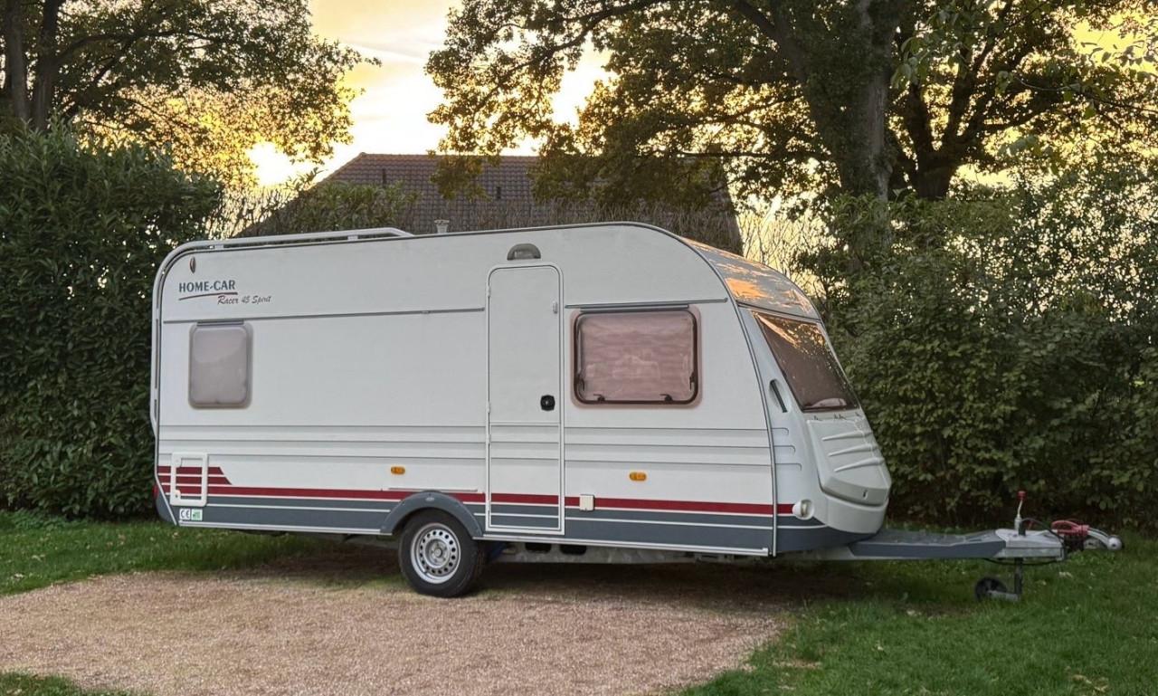 Home-car Racer 45 Spirit. 4 pers caravan met voortent&luifel