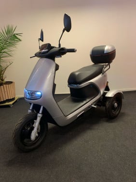 🛵 IVA T3 2.0 met gratis koffer:  Slim, Stijlvol en Stabiel Rijden!