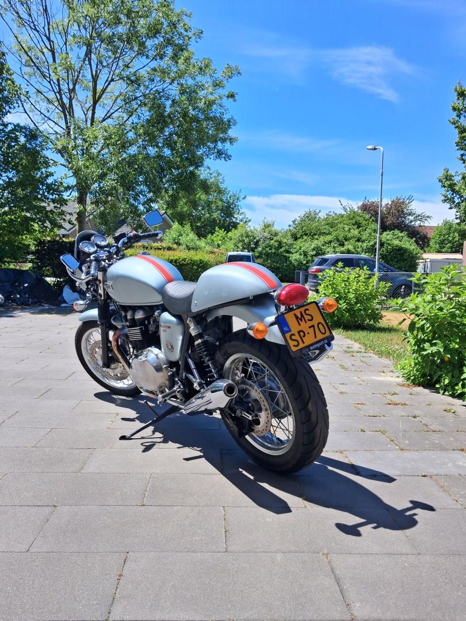 Truimph Thruxton 900