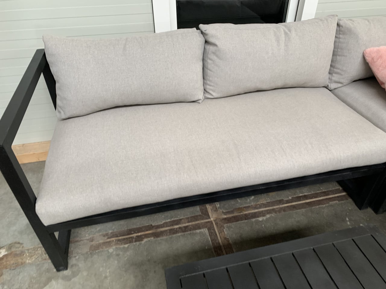 Zwart Alminium loungset met kussens en tafel.