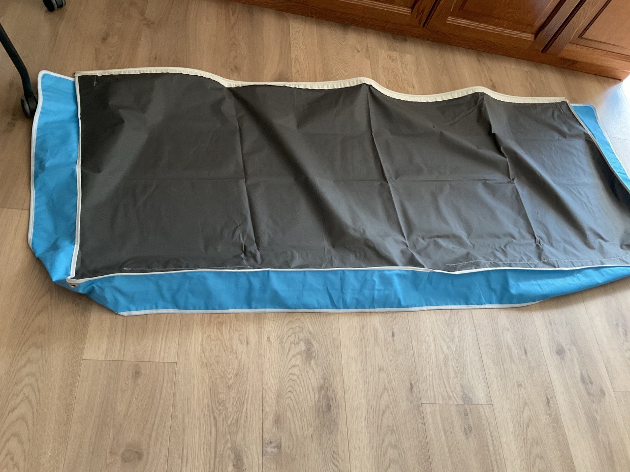 Zonnescherm voor aan de buitenkant  van een caravanraam  Z.G.A.N