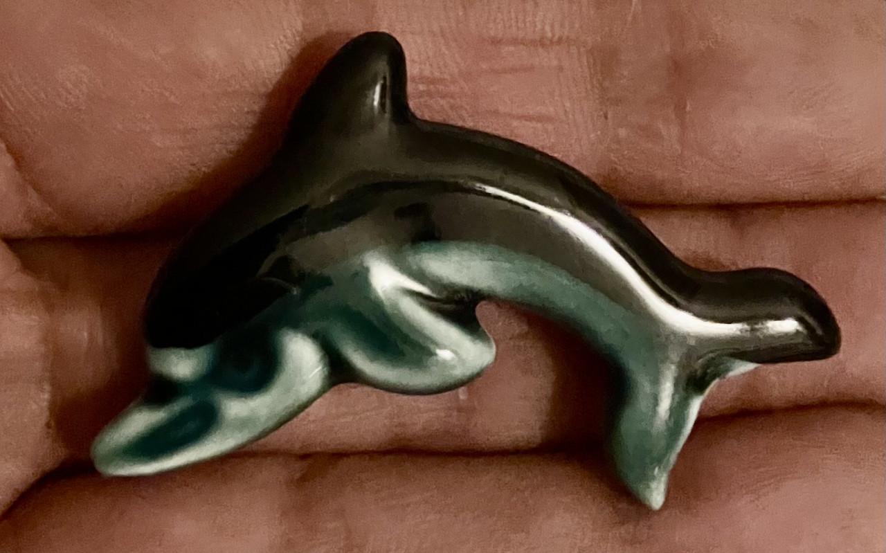 Dolfijn, vintage Poole porselein plus BROCHE