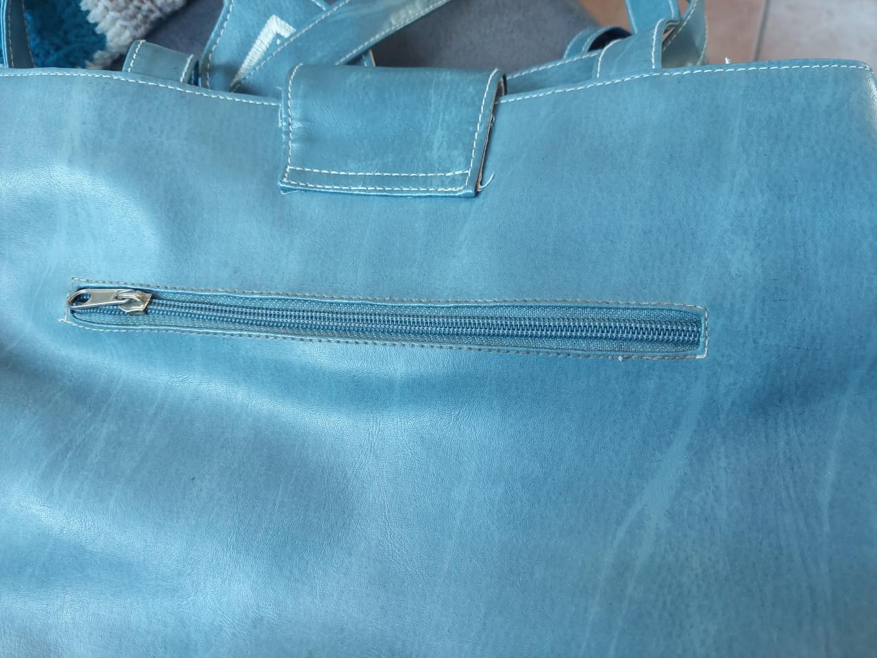 2 mooie en als nieuwe blauw/crème schoudertassen