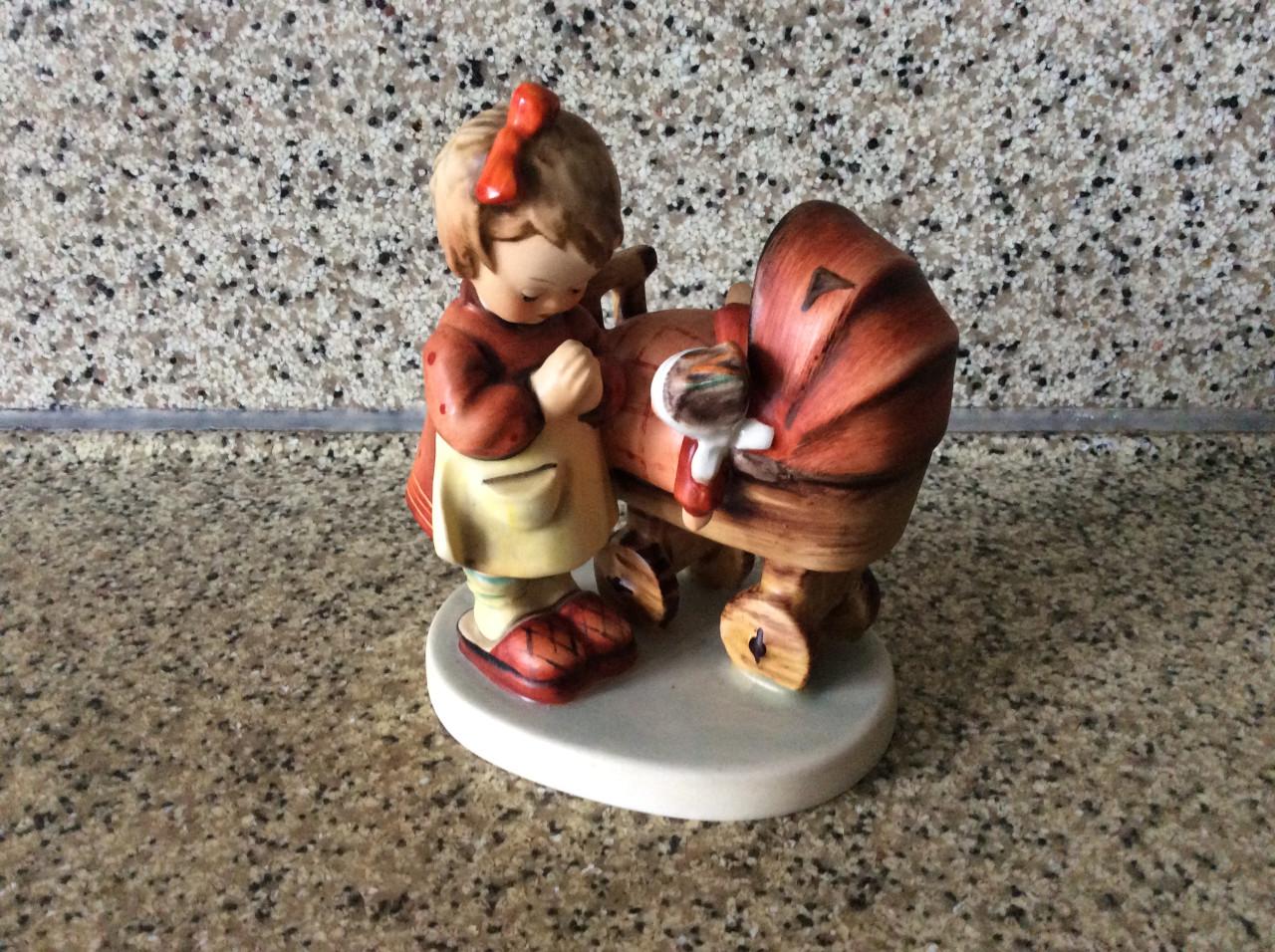 Goebel, Hummeltje.   Poppenmoedertje. Nr. 67.    HELEMAAL GAAF.