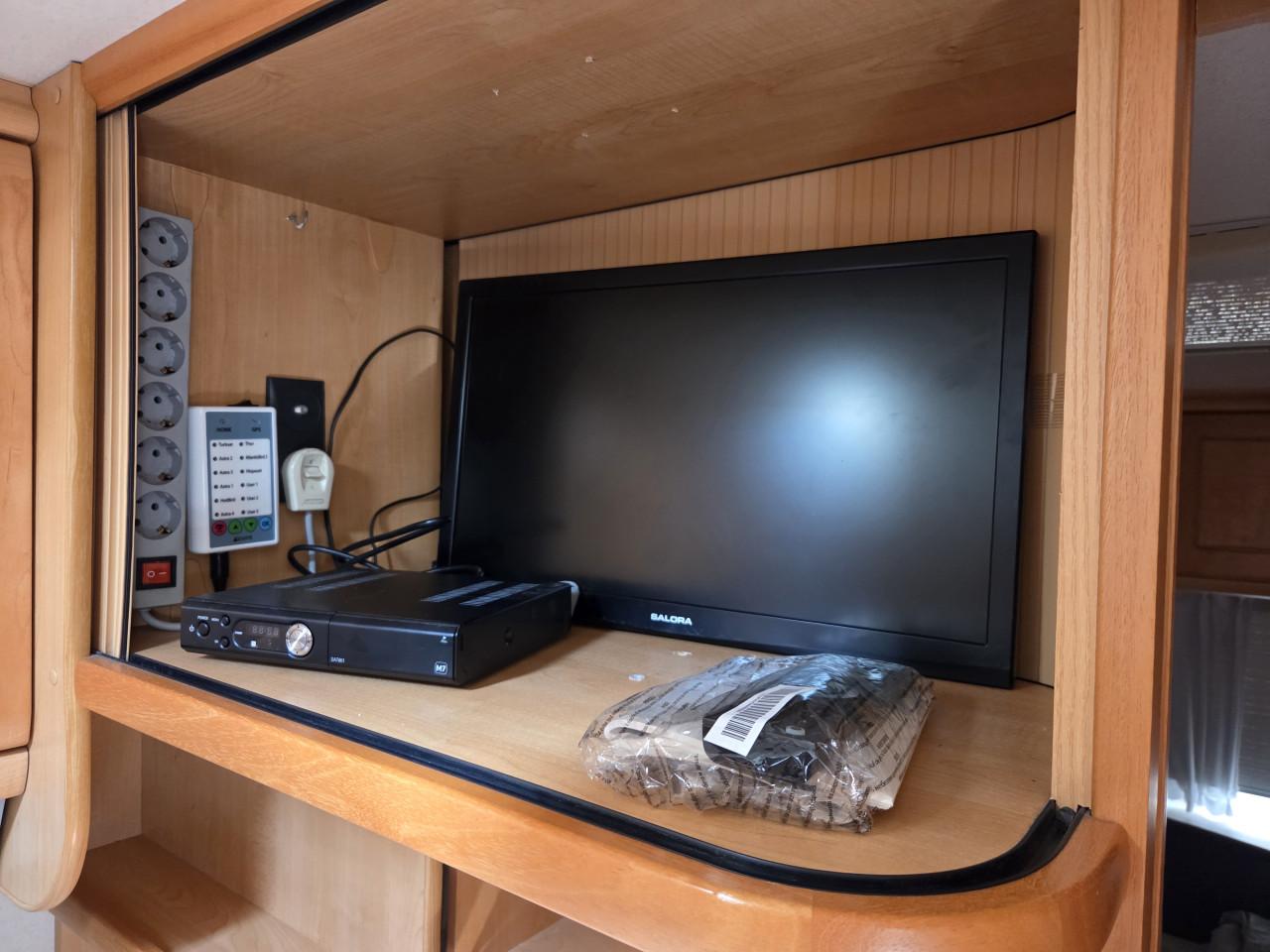 Hobby 460 met voortent en luifel