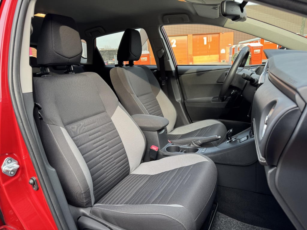 Toyota Auris 1.8 hybrid dynamic | trekhaak | navigatie | camera | keyless e