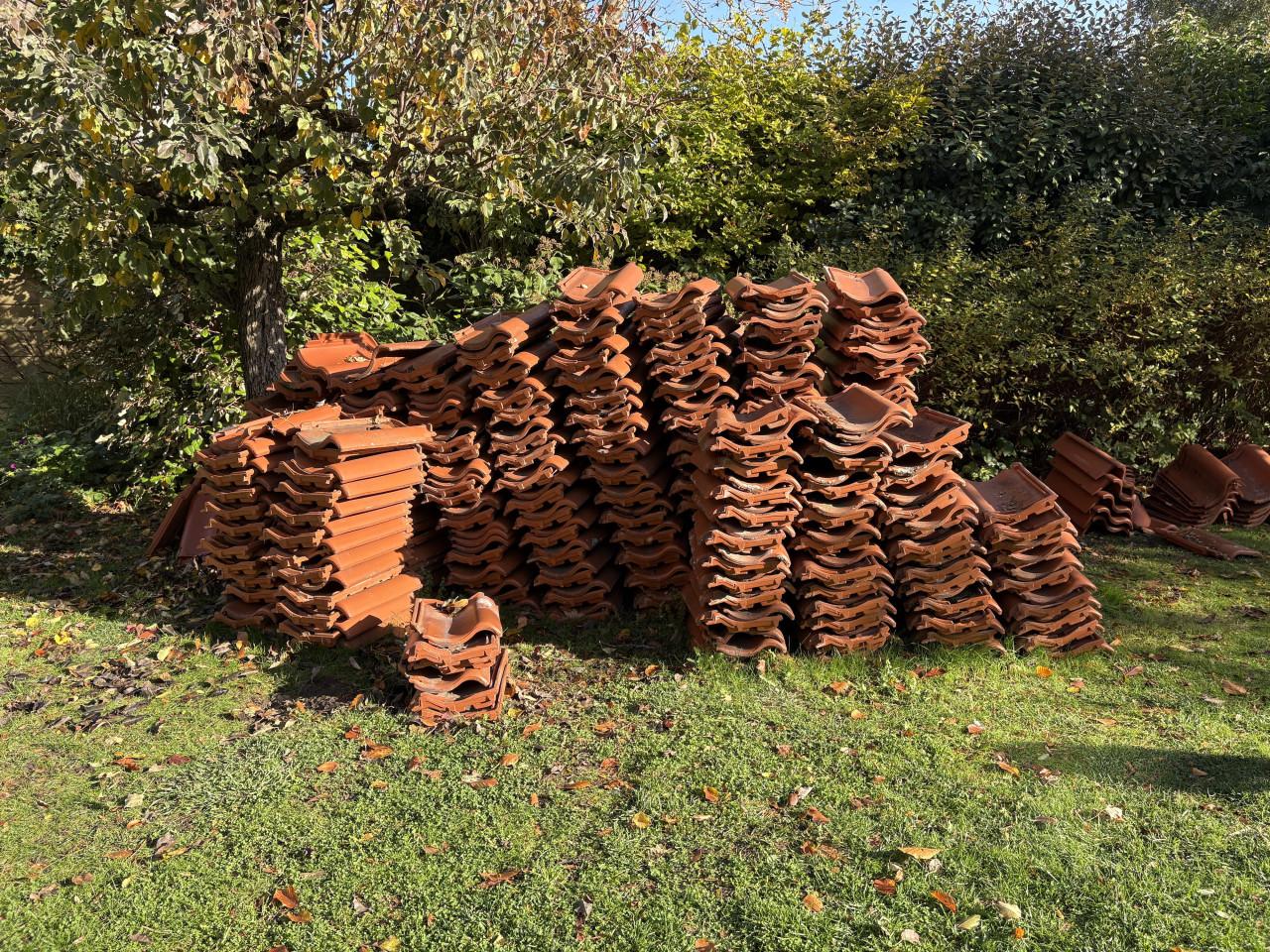 Partij van ca. 500 rode keramische Röben dakpannen uit 2002