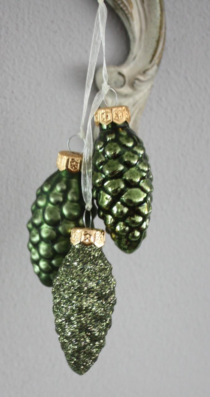 Set van 2 groenen dennenapel hangers