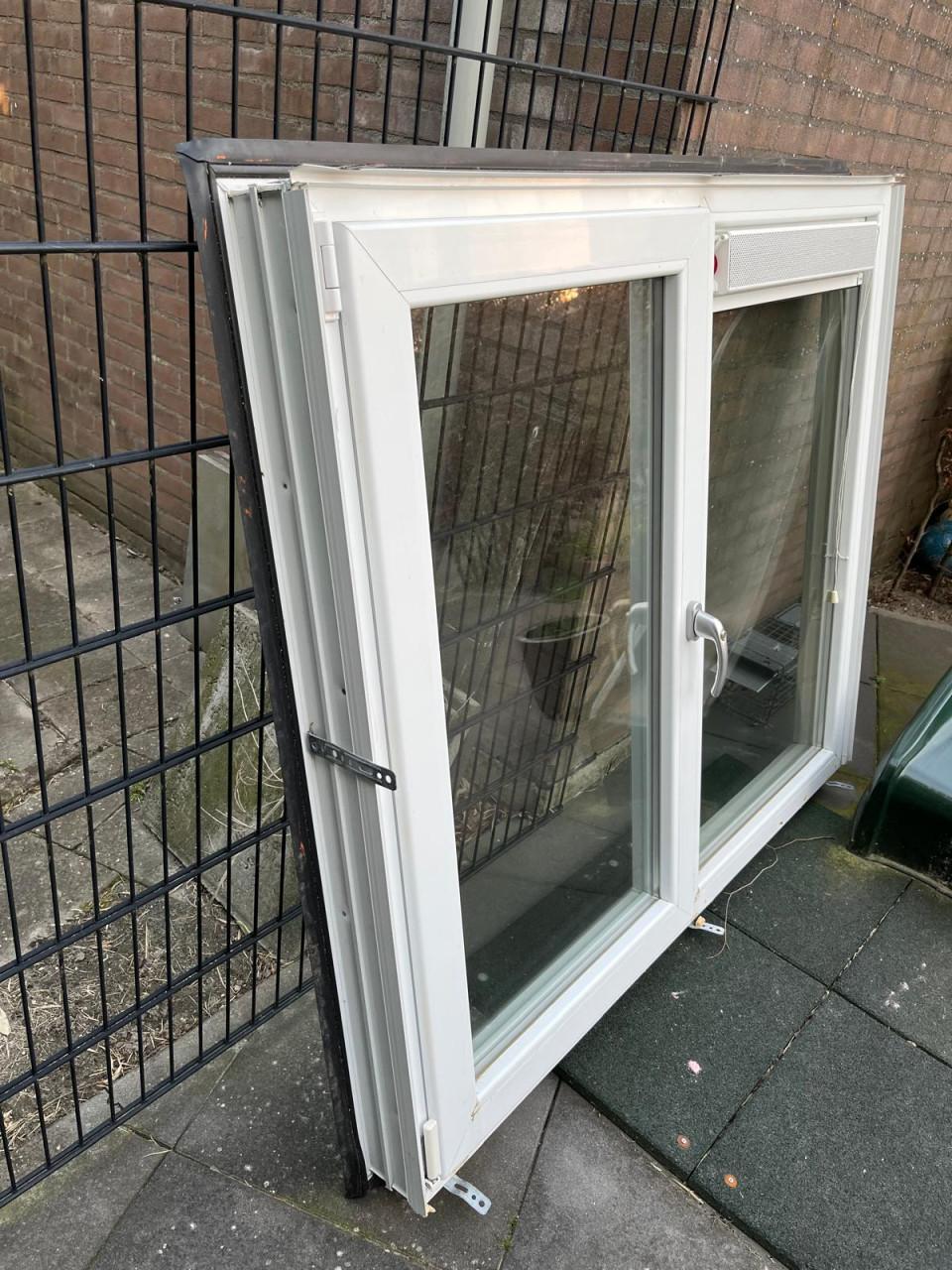 Kunststof kozijn met draai-kiepraam + ventilatierooster (dubbel glas)