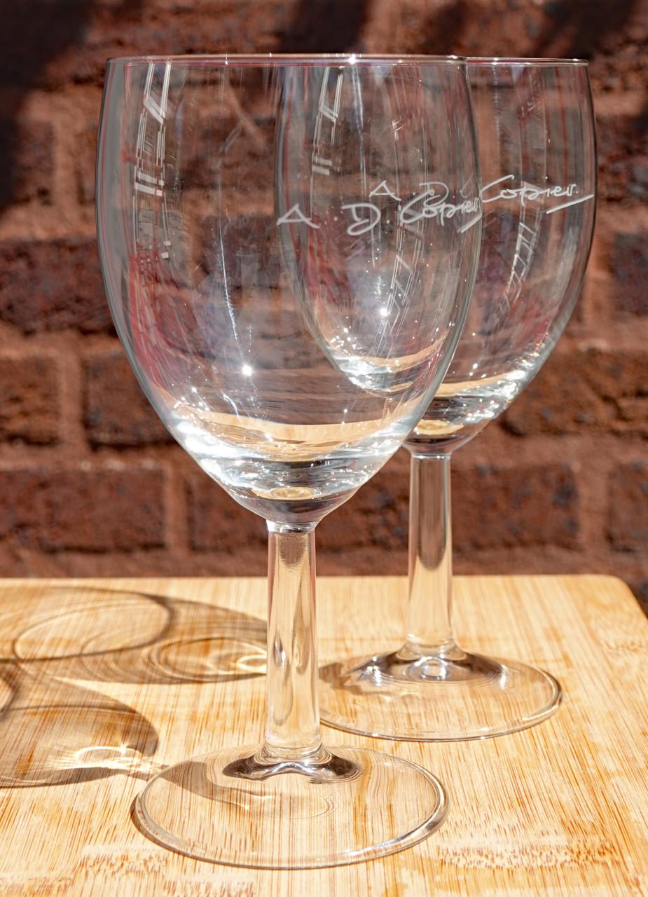 2 Copier Gilde wijnglazen gegraveerd met A.D. Copier