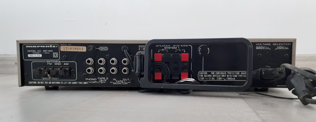 Marantz SR1100L stereo receiver met platenspeler ingang.