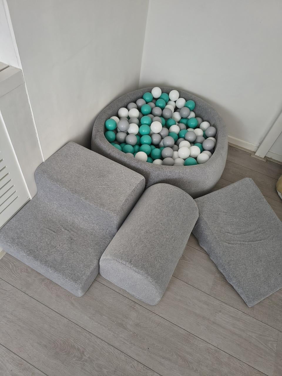 Complete speelset Meow Baby grijs! Ballenbak, klimkussens.