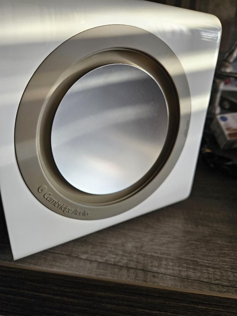 Mooie kleine, krachtige Cambridge Audio Minx X200 subwoofer...