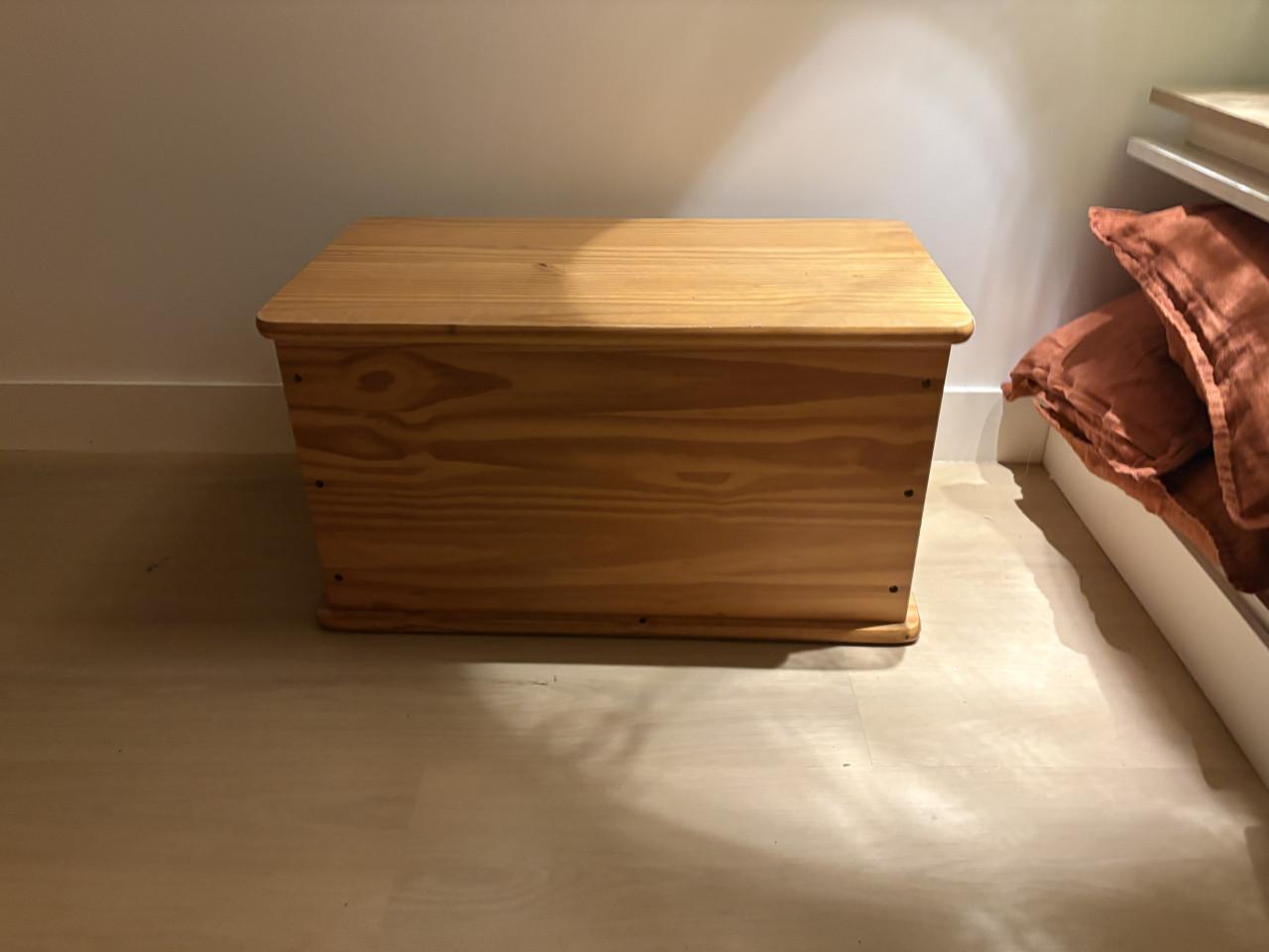 Verschillende kisten en bijzettafels