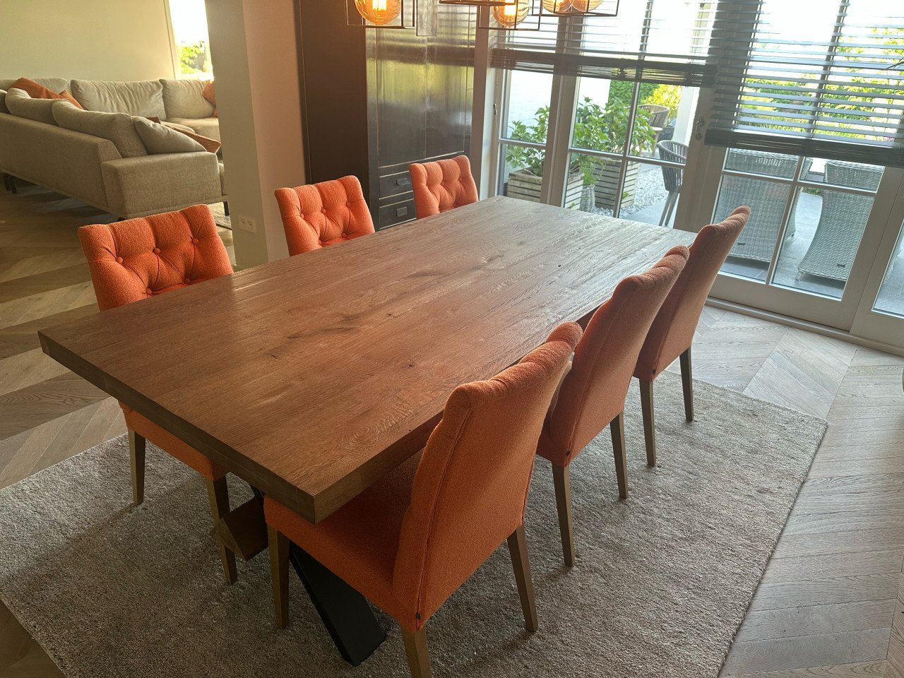 Zeer nette eettafel met 6 stoelen