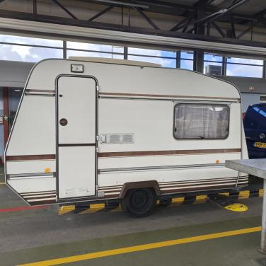 De reu 385 met kenteken Nl ,met Voortent................