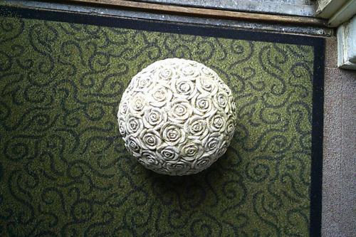 TUINbeeld ROZENBOL - ook mooie grafdecoratie.