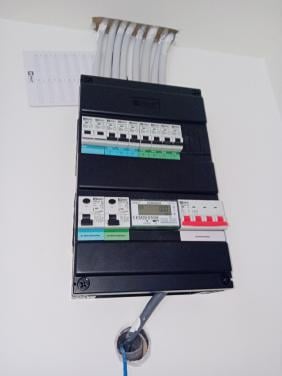 Elektromonteur bied zich aan .